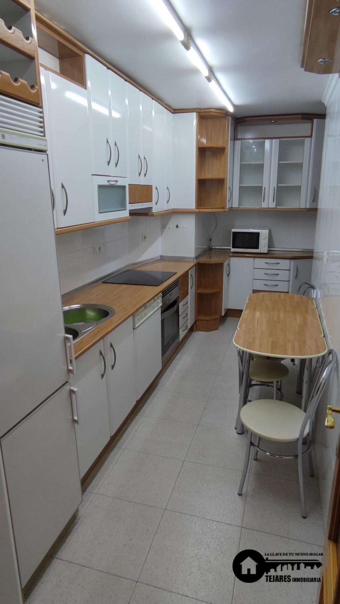 Cocina de Piso de alquiler en  Albacete Capital con Calefacción, Parquet y Balcón