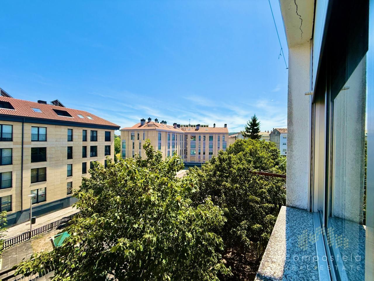 Vista exterior de Pis en venda en Santiago de Compostela  amb Calefacció, Parquet i Traster