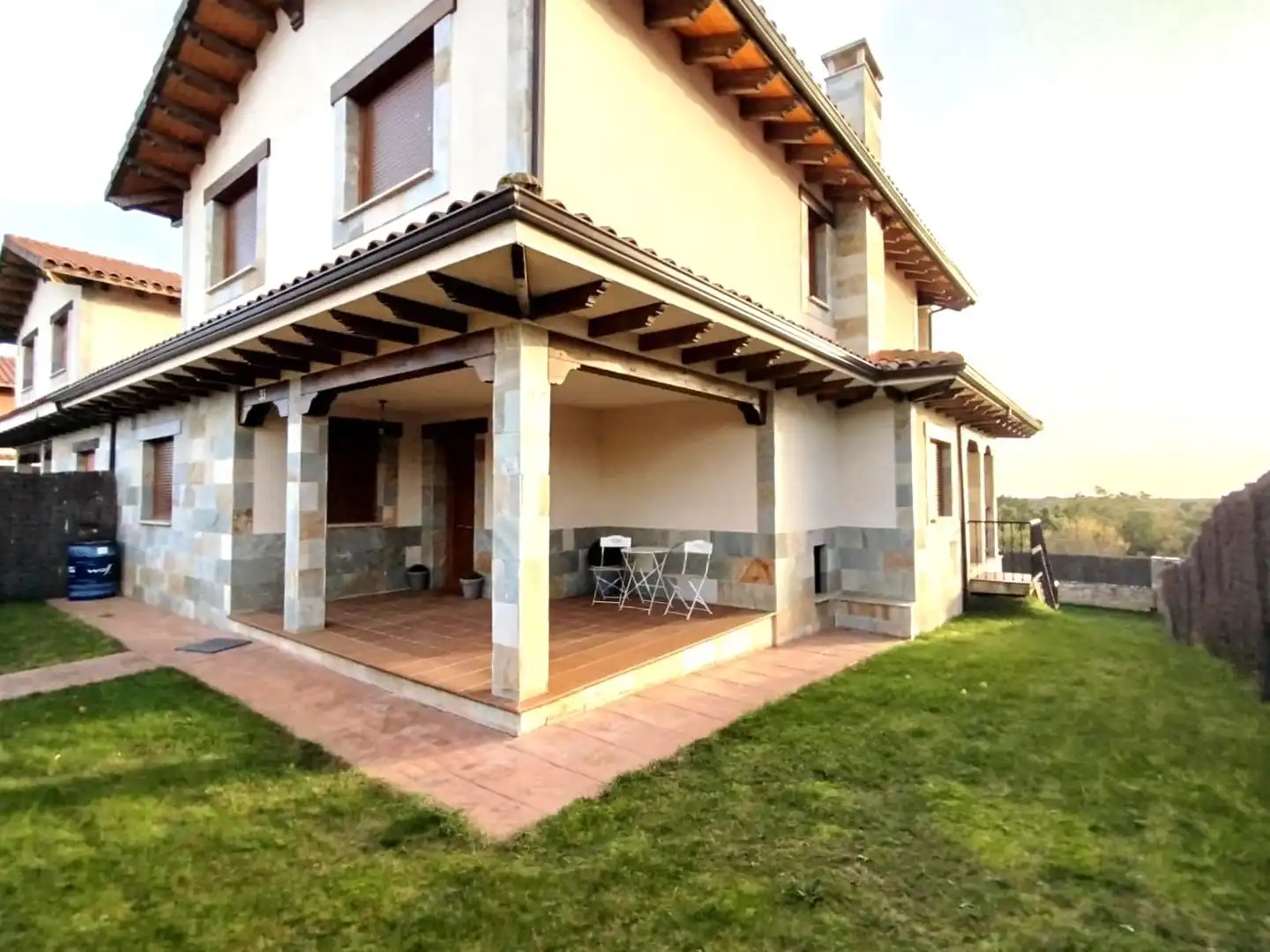 Terrasse von Einfamilien-Reihenhaus zum Verkauf in Valverde de la Virgen mit Heizung, Privatgarten und Terrasse