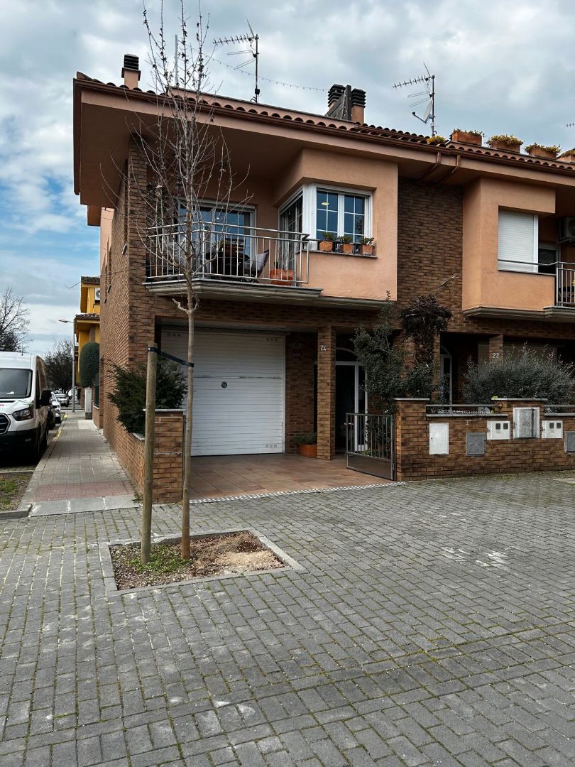 Exterior view of Single-family semi-detached for sale in Manlleu  with Heating, Private garden and Terrace