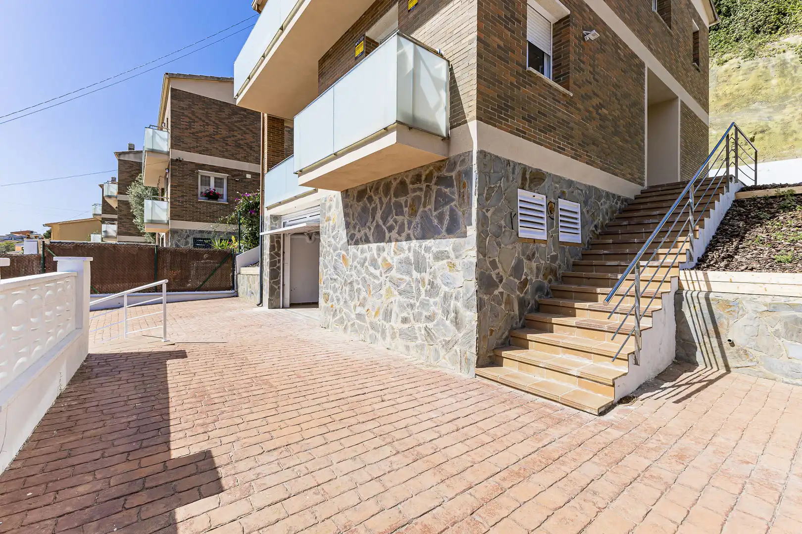 Vista exterior de Casa o xalet en venda en Cubelles amb Aire condicionat, Calefacció i Jardí privat