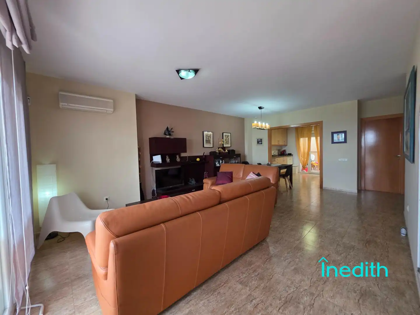 Sala d'estar de Casa adosada en venda en Cubelles amb Aire condicionat, Calefacció i Jardí privat