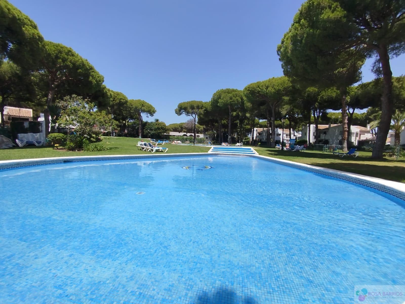 Piscina de Casa adosada en venda en Estepona amb Aire condicionat, Terrassa i Piscina comunitària