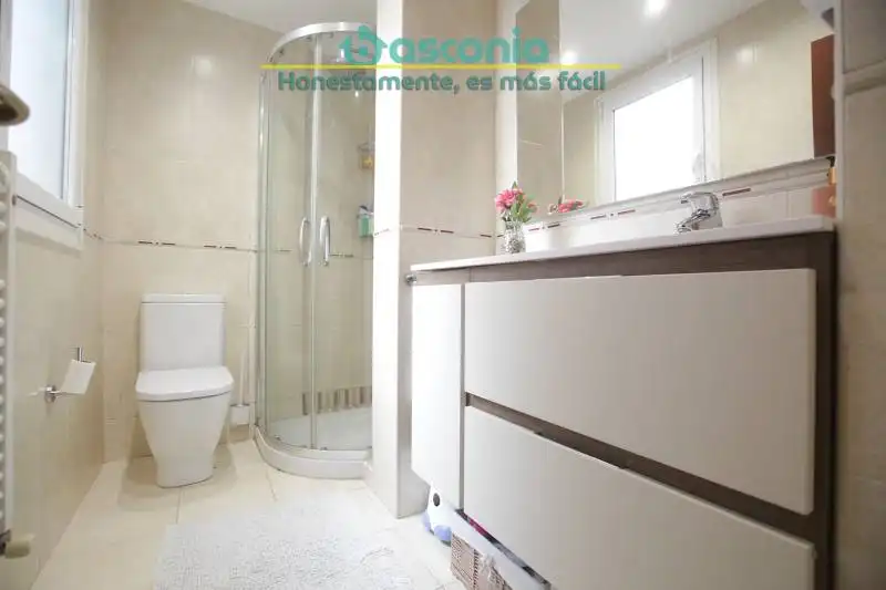 Baño de Piso en venta en Basauri  con Amueblado y Balcón