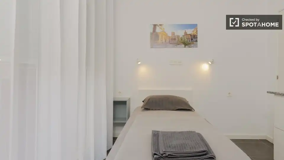 Bedroom of Flat for rent in Valencia  with Air Conditioner, Heating and Furnished