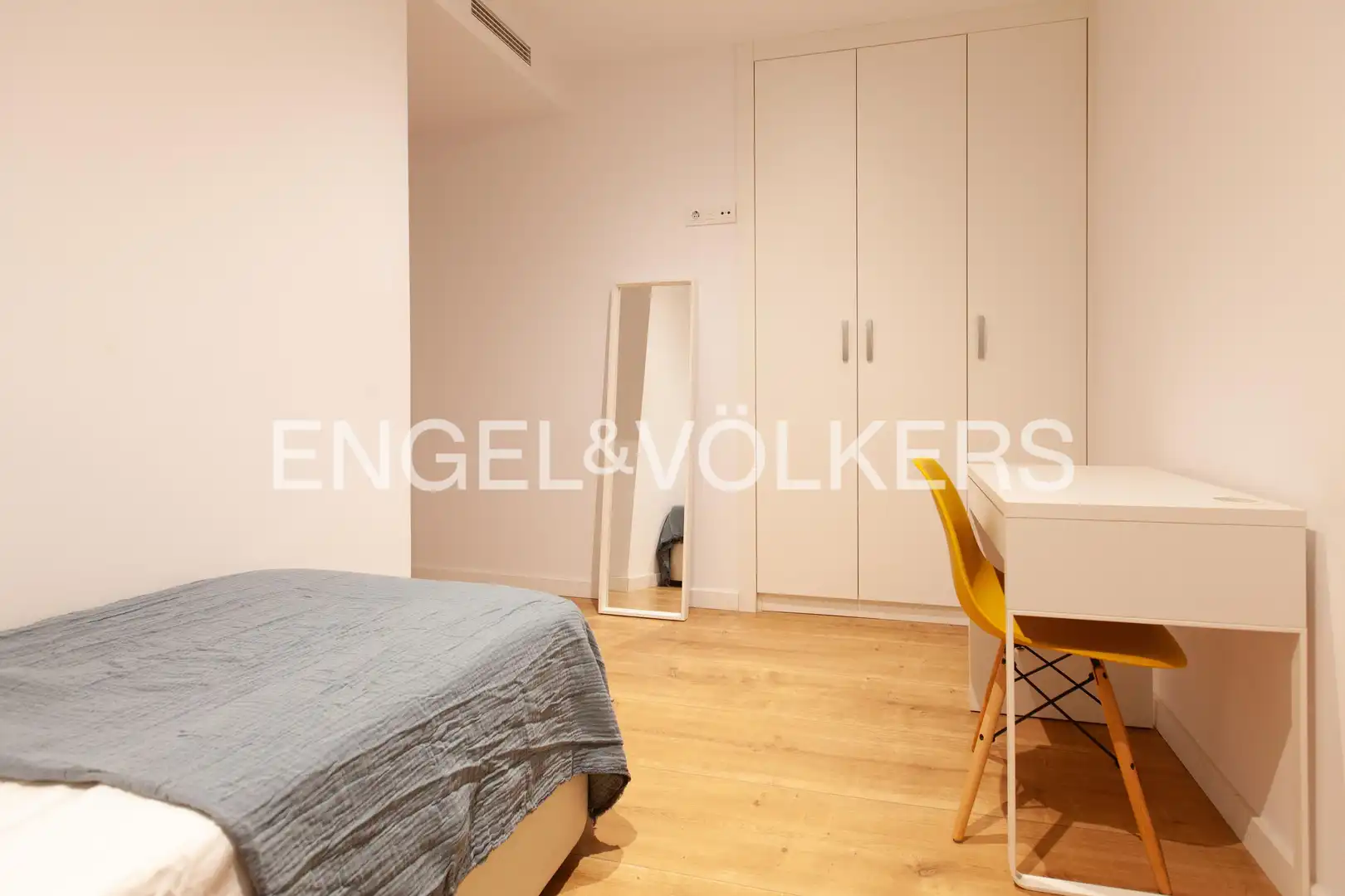 Schlafzimmer von Wohnung zum Verkauf in Barcelona mit Klimaanlage, Heizung und Privatgarten