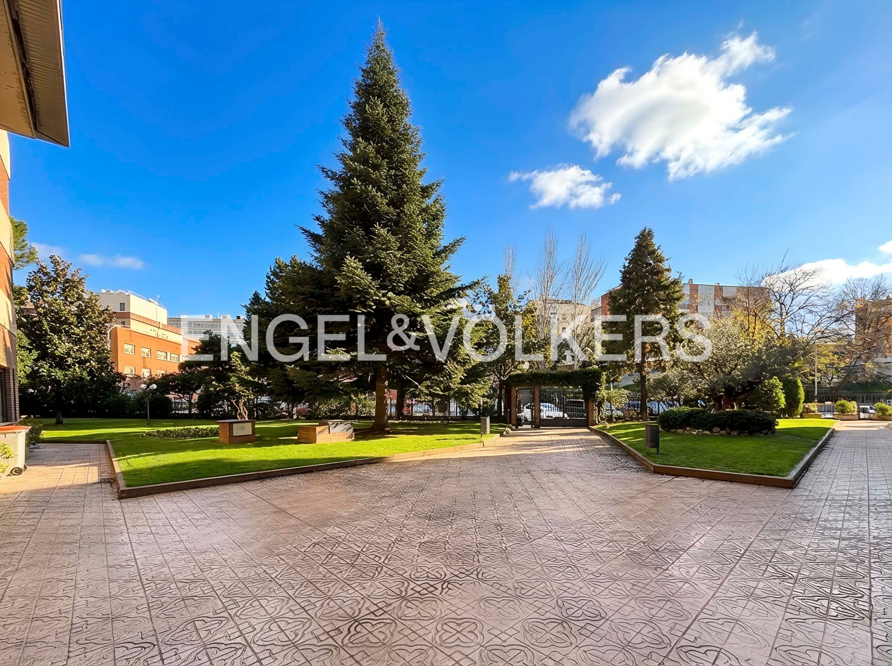 Vista exterior de Pis en venda en  Madrid Capital amb Aire condicionat, Calefacció i Jardí privat