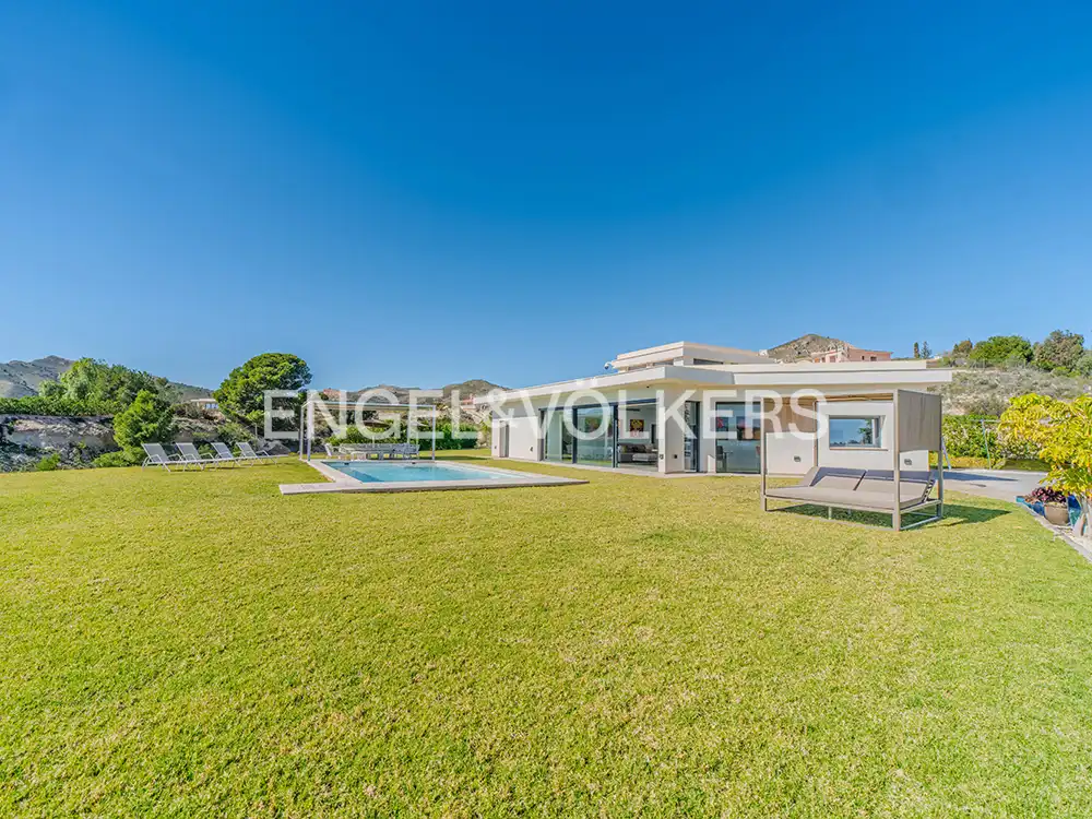 Vista exterior de Casa o xalet en venda en Alicante / Alacant amb Aire condicionat, Calefacció i Jardí privat