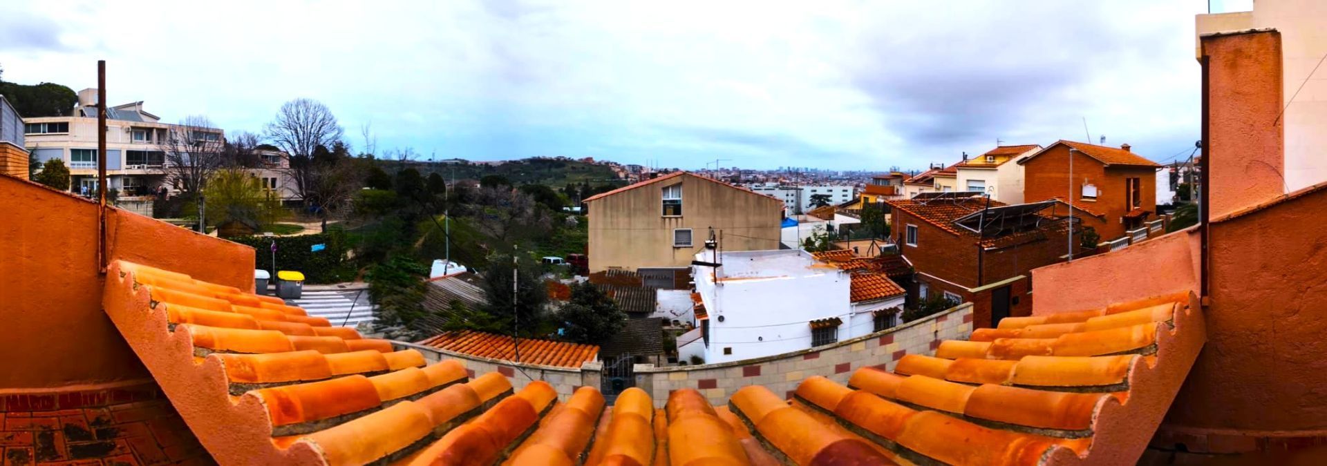 Exterior view of House or chalet for sale in Santa Coloma de Gramenet  with Air Conditioner, Terrace and Storage room