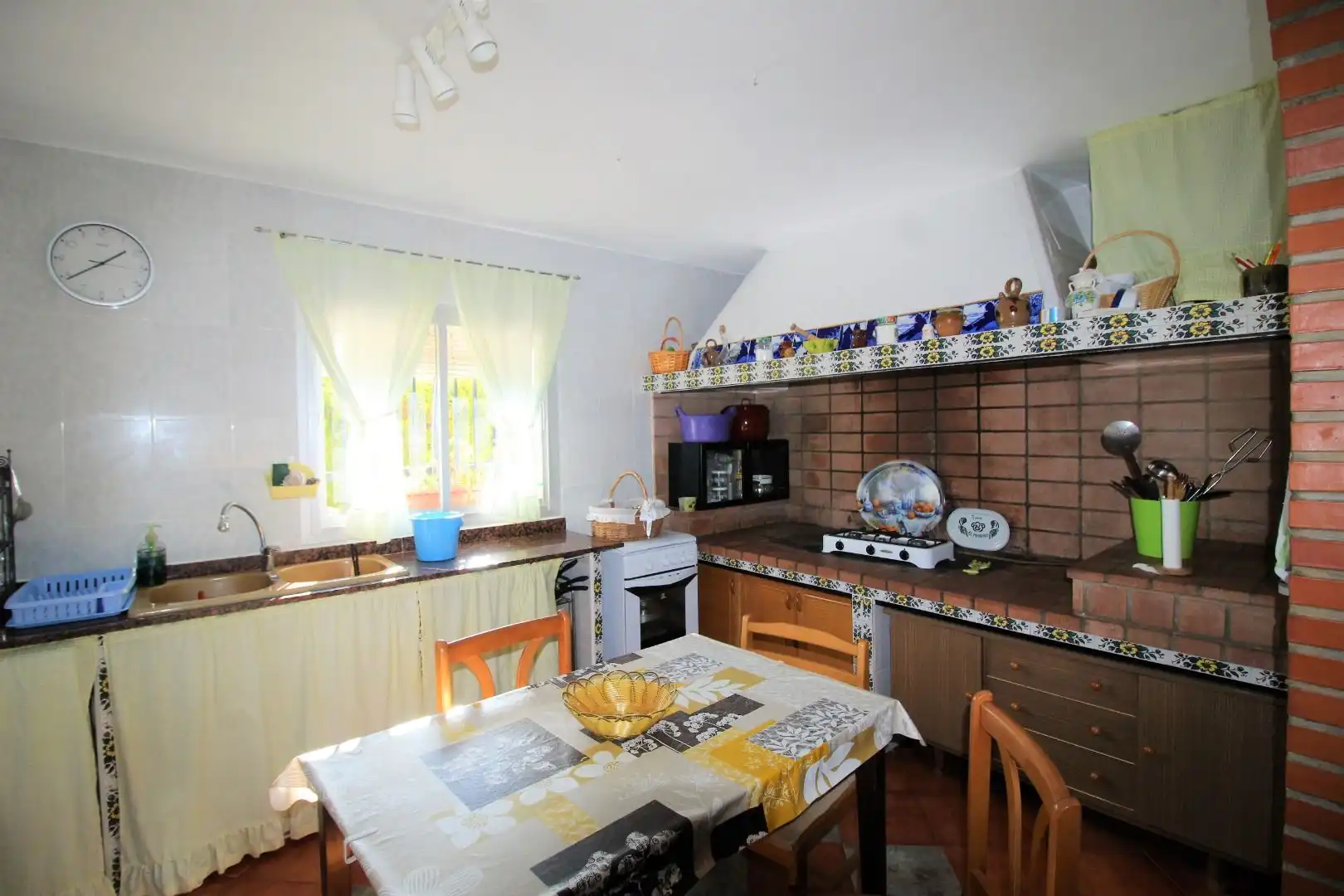 Cuina de Casa o xalet en venda en Chiva amb Jardí privat, Terrassa i Traster