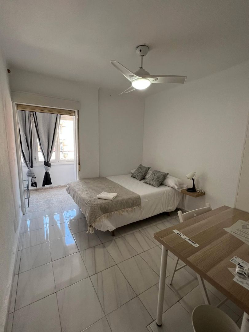 Dormitori de Pis per a compartir en Málaga Capital amb Aire condicionat, Moblat i Forn