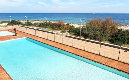 Piscina de Apartament en venda en La Manga del Mar Menor amb Terrassa i Piscina