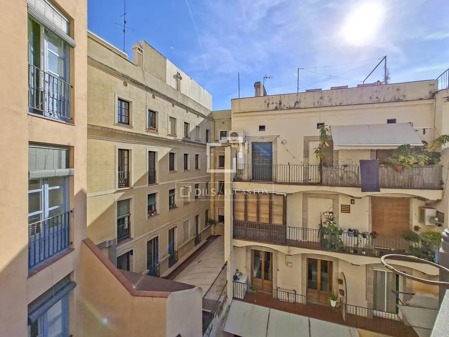 Vista exterior de Piso en venta en Barcelona con Terraza y Balcón