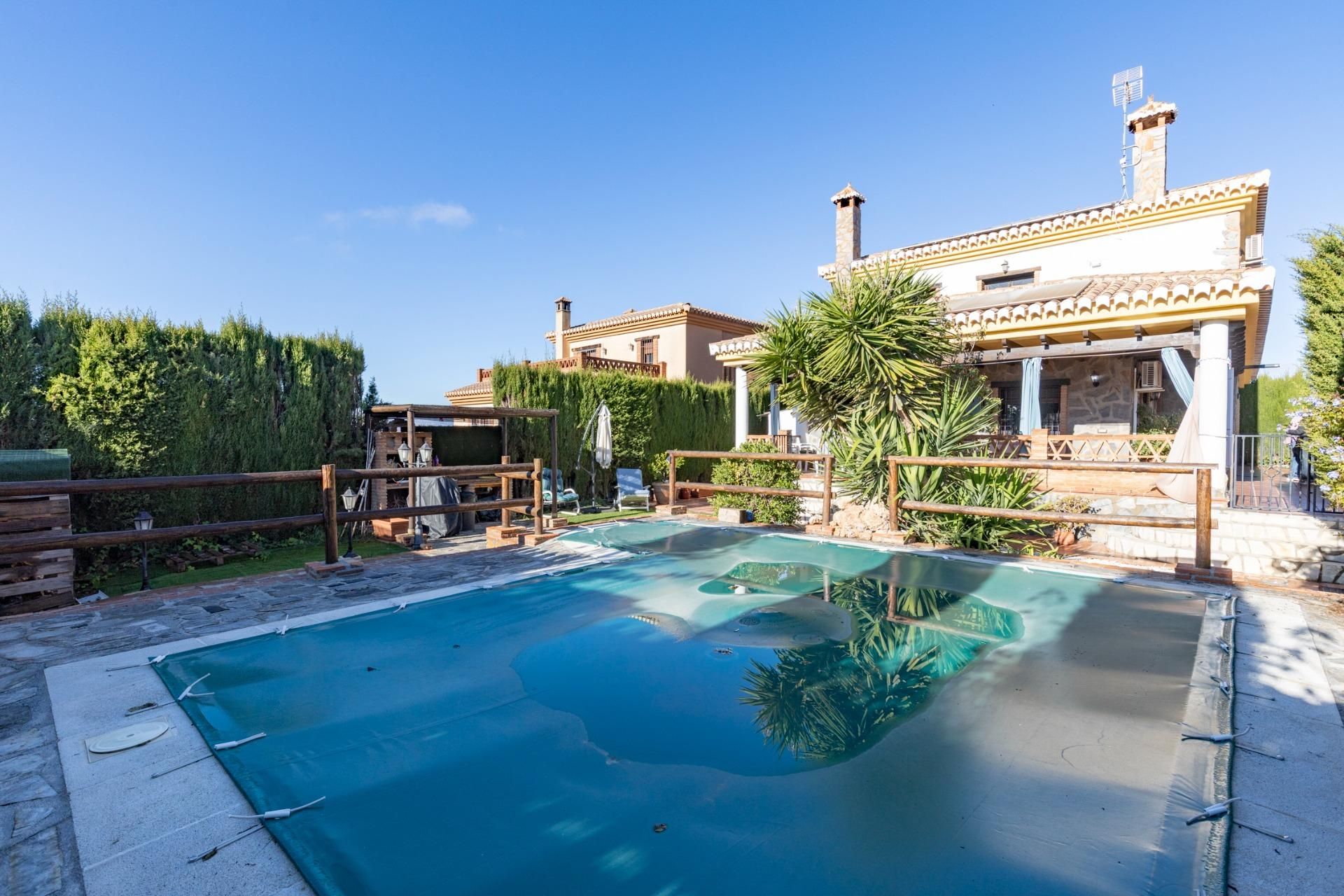 Piscina de Casa o xalet en venda en Dúrcal amb Calefacció, Jardí privat i Terrassa