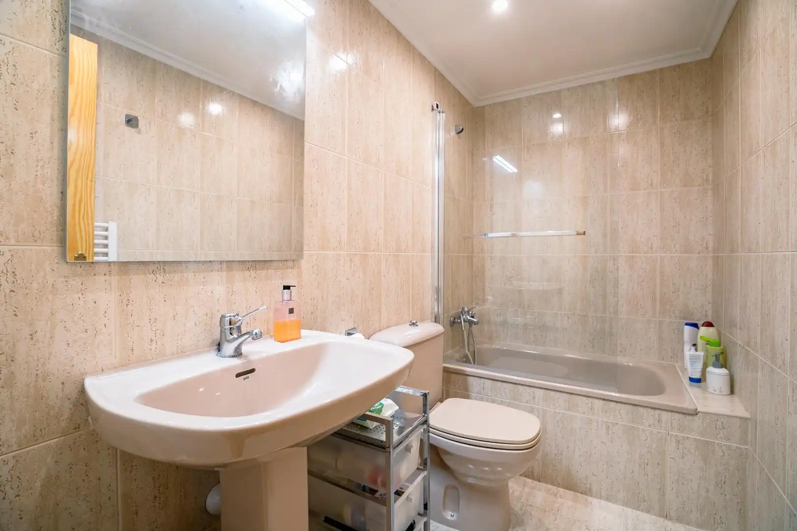 Badezimmer von Wohnung zum Verkauf in Jaca mit Heizung, Parkett und Abstellraum
