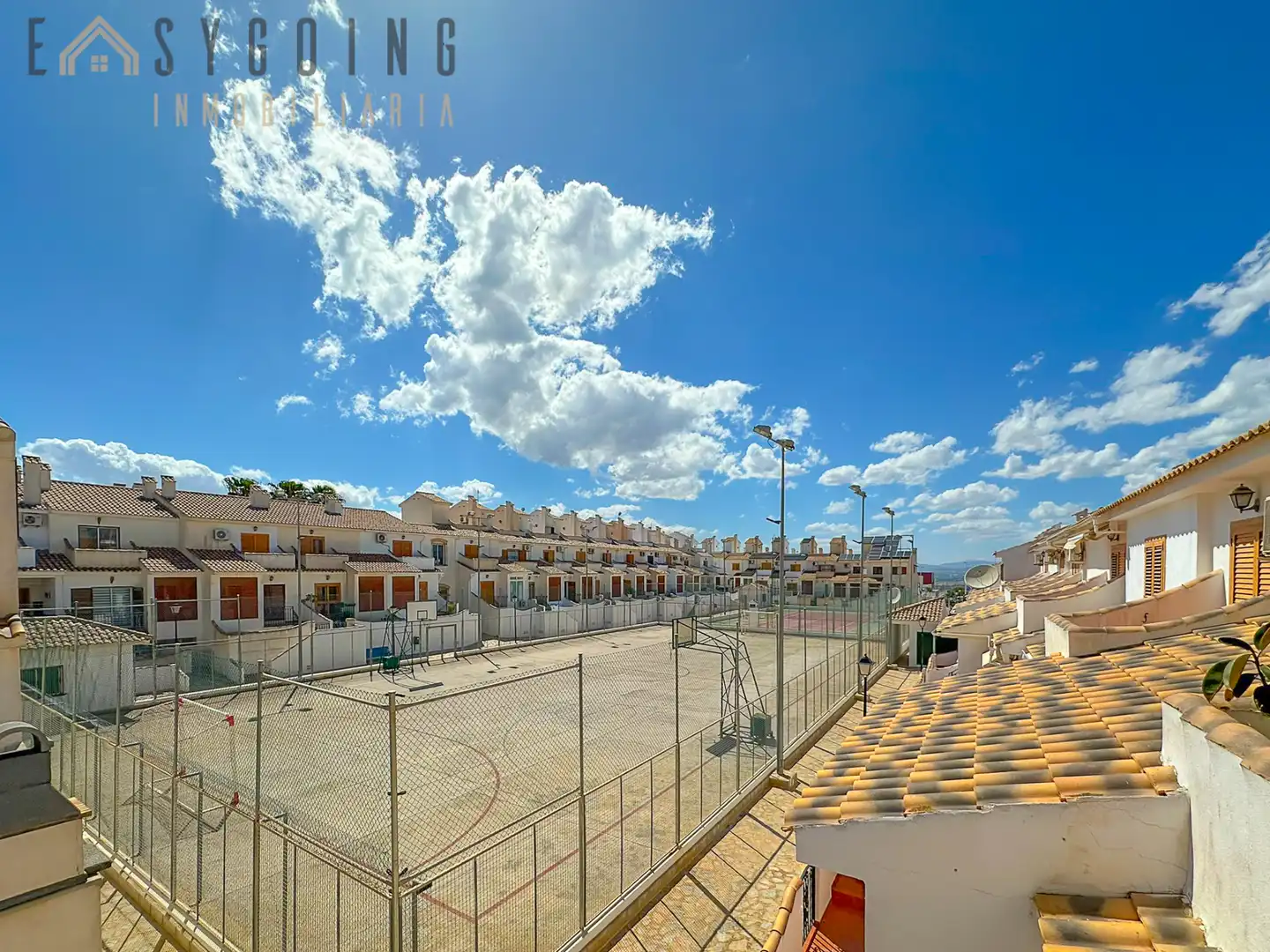 Außenansicht von Einfamilien-Reihenhaus zum Verkauf in Santa Pola mit Klimaanlage, Terrasse und Gemeinschaftspool