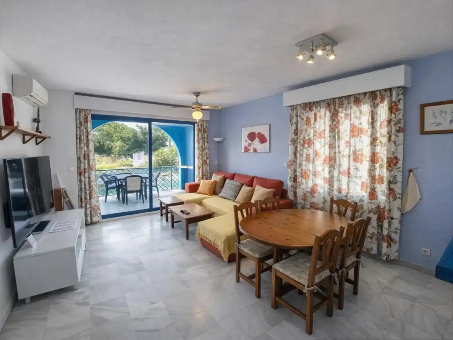 Sala de estar de Piso en venta en Roquetas de Mar con Aire acondicionado, Piscina y Amueblado