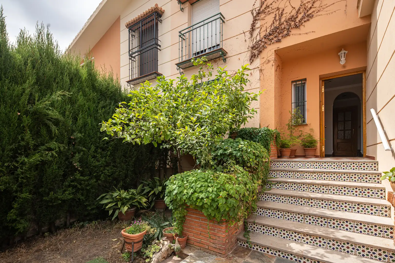 Vista exterior de Casa adosada en venda en Huétor Vega amb Aire condicionat, Jardí privat i Terrassa