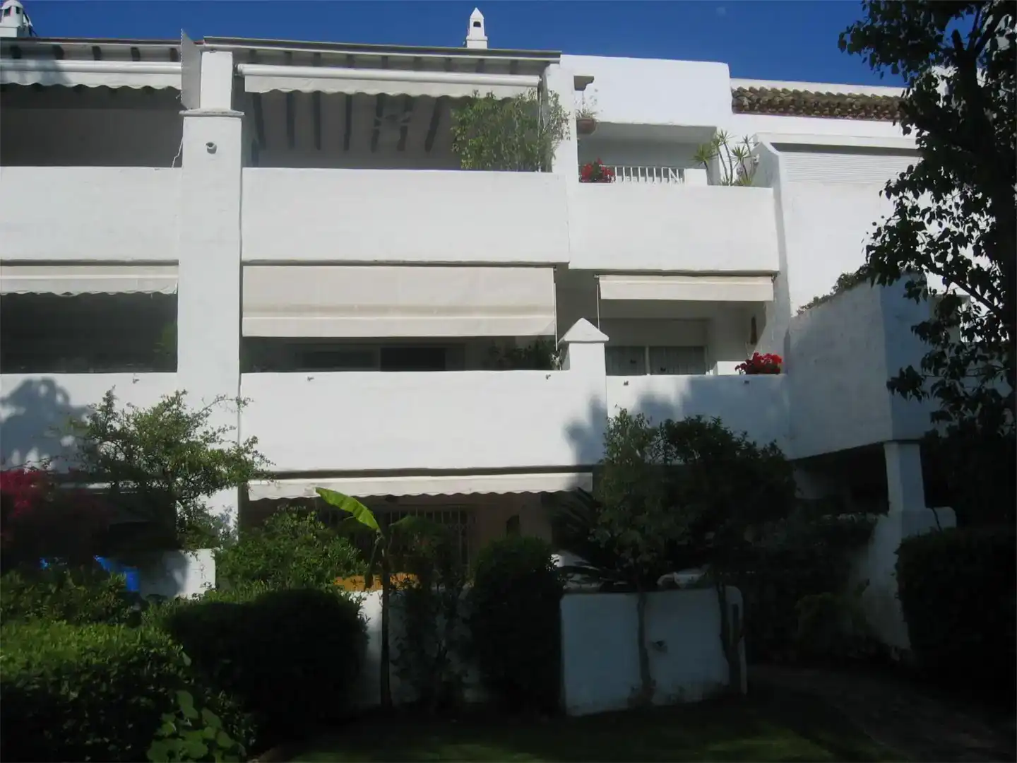 Vista exterior de Pis en venda en Estepona amb Aire condicionat, Jardí privat i Piscina