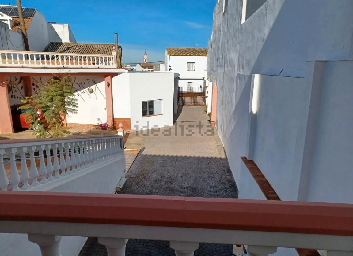 Vista exterior de Casa o xalet en venda en Albaida del Aljarafe amb Aire condicionat, Calefacció i Jardí privat