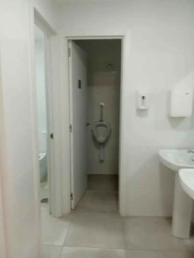 Badezimmer von Geschaftsraum zur Miete in Benalmádena mit Klimaanlage