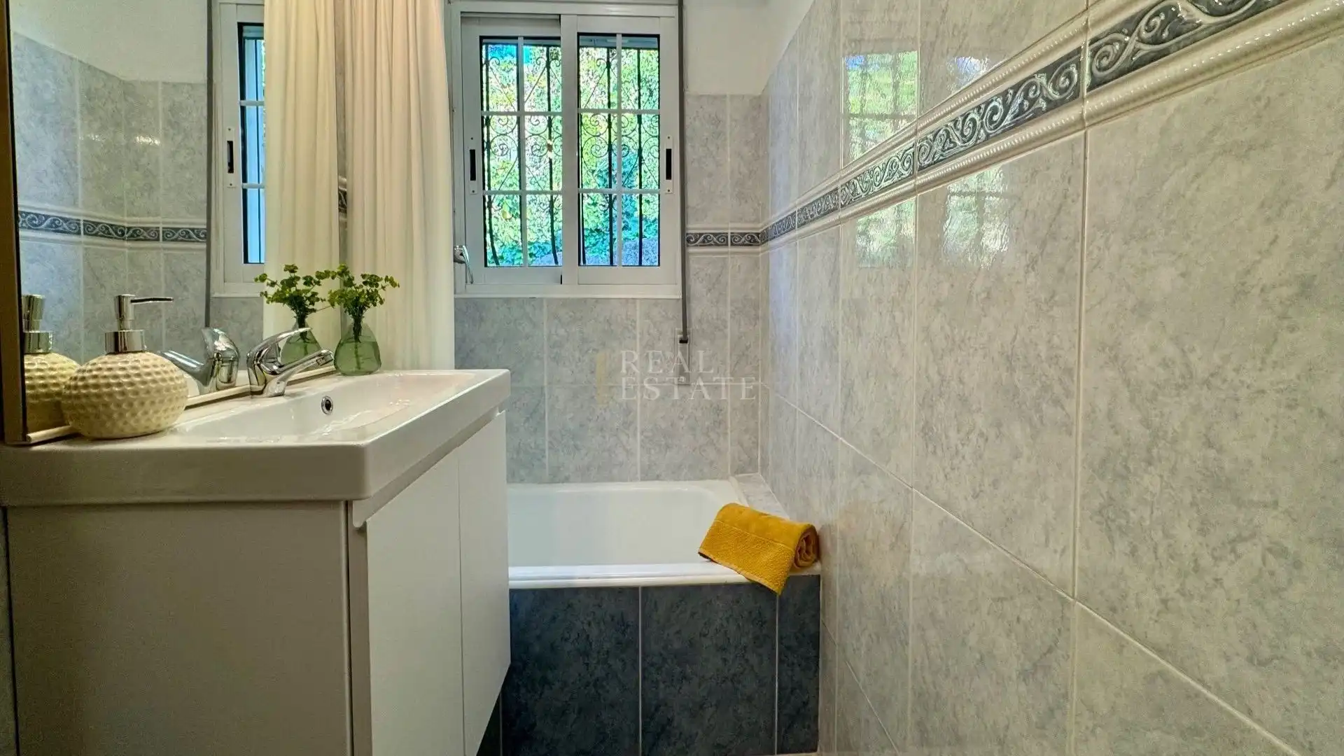 Bathroom of Houses for sale in Dénia  with Air Conditioner, Heating and Terrace