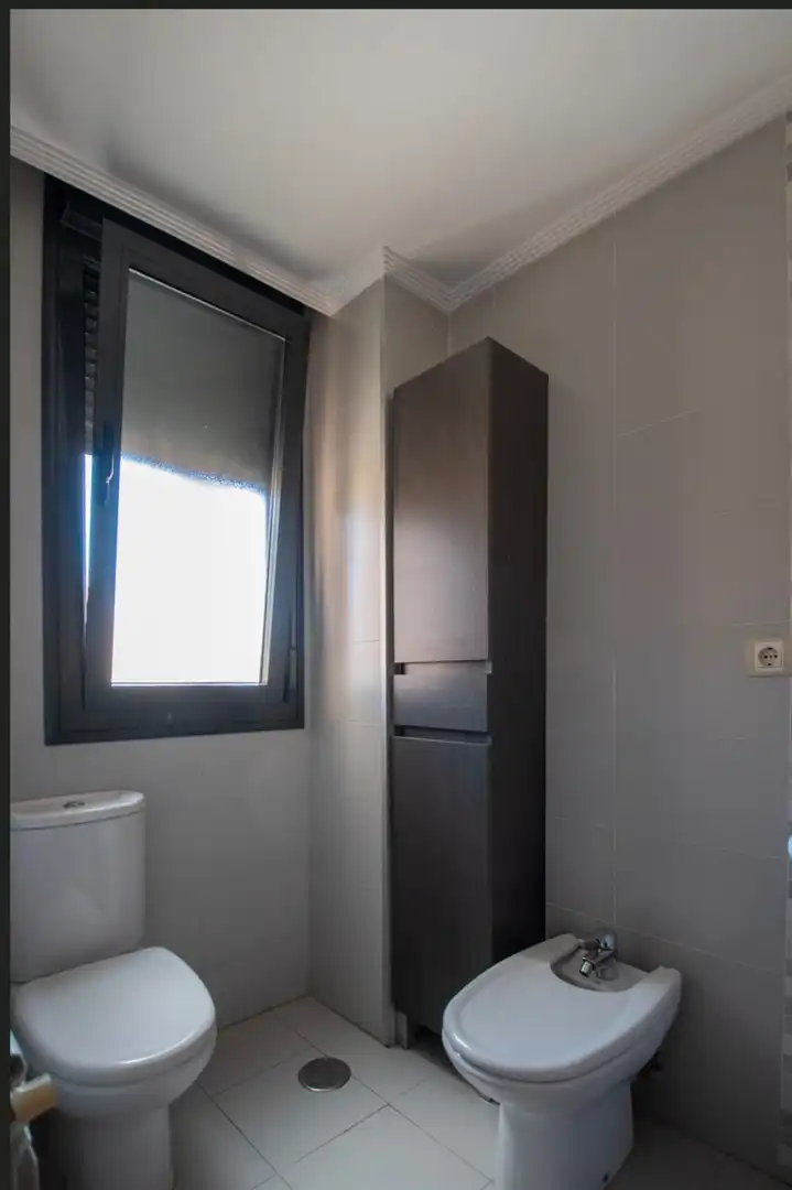 Badezimmer von Wohnung zum Verkauf in Avilés mit Heizung, Parkett und Abstellraum