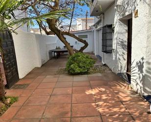 Vista exterior de Casa adosada en venda en Empuriabrava amb Aire condicionat, Jardí privat i Terrassa