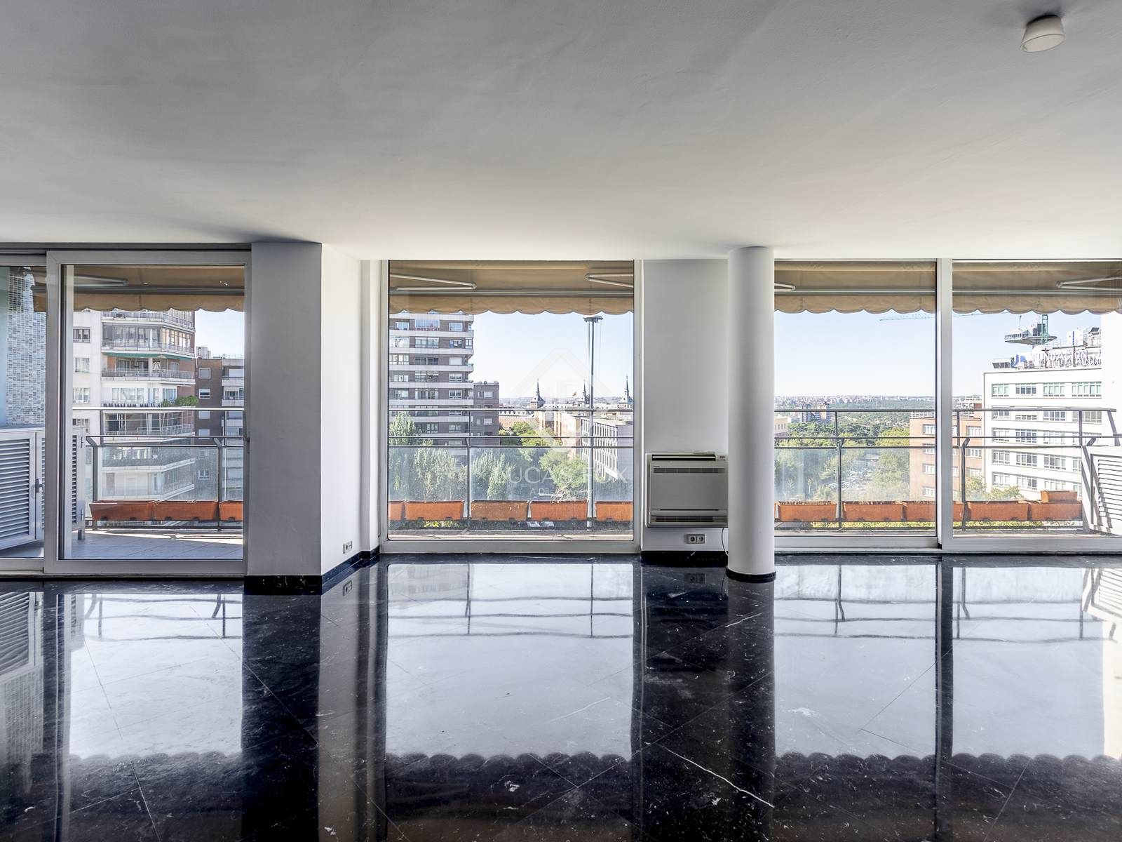 Sala d'estar de Pis en venda en  Madrid Capital amb Aire condicionat i Balcó