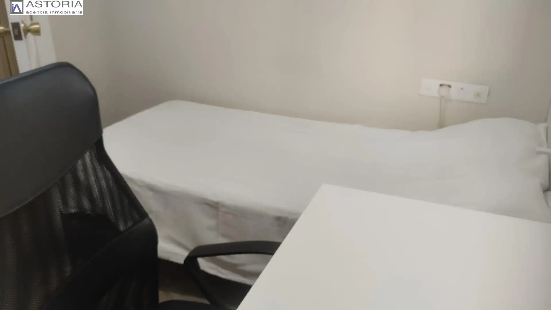 Bedroom of Flat for rent in Granada  with Air Conditioner, Furnished and Balcony