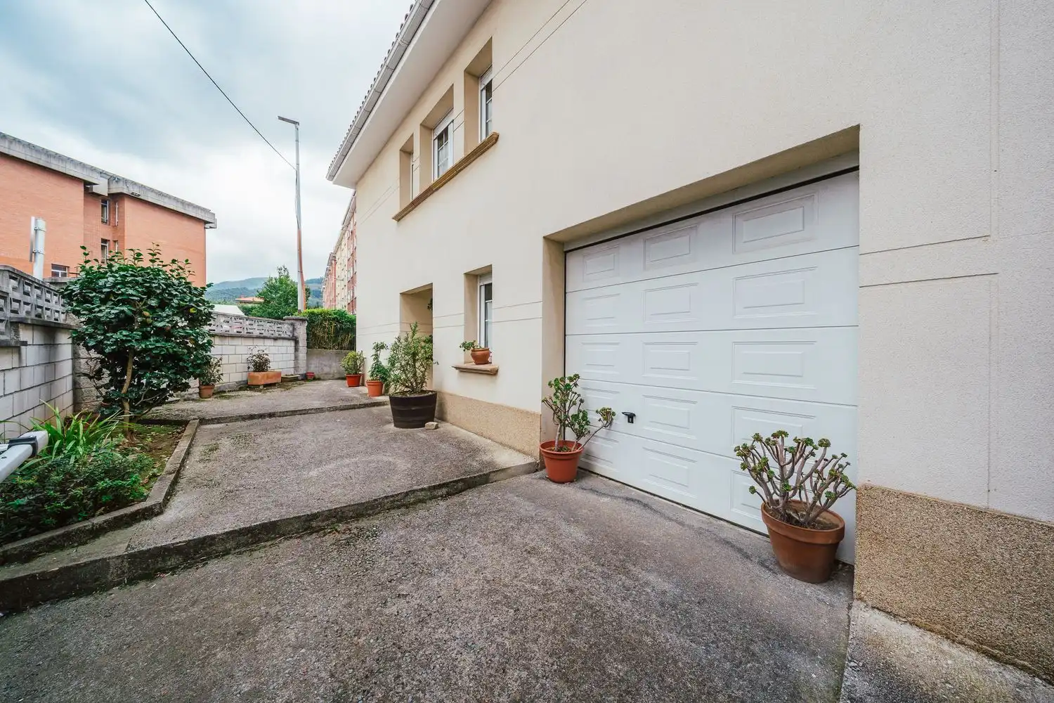 Außenansicht von Country house zum Verkauf in Muskiz mit Privatgarten, Terrasse und Balkon