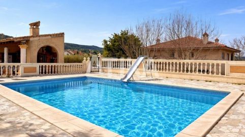AMPLITUD, PRIVACIDAD Y CONFORT EN UN CHALET A LA VENTA ÚNICO A UN PASO DE LA CIUDAD  ONTINYENT