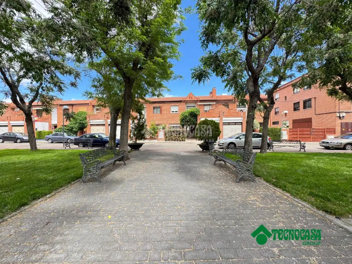Vista exterior de Casa adosada en venta en Torrijos con Aire acondicionado, Calefacción y Jardín privado
