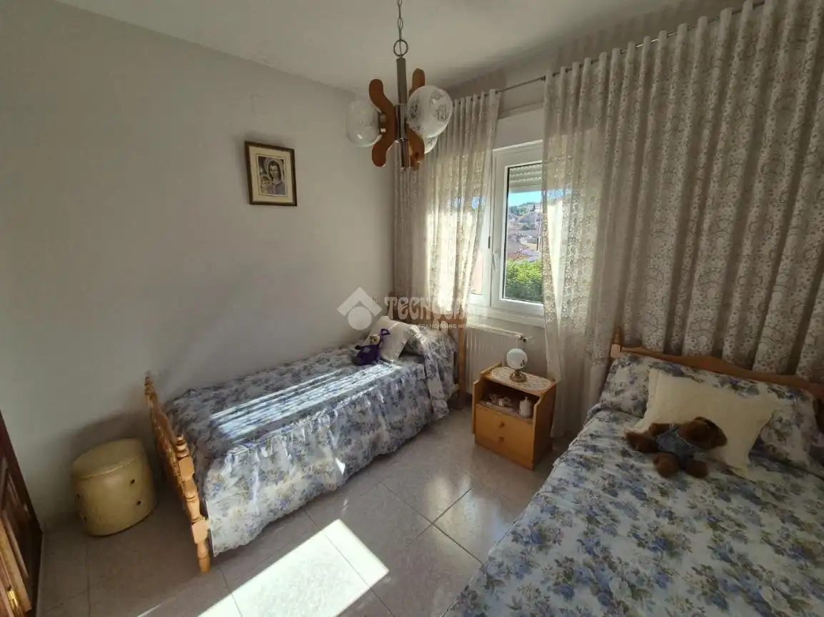 Schlafzimmer von Einfamilien-Reihenhaus zum Verkauf in Jadraque mit Heizung