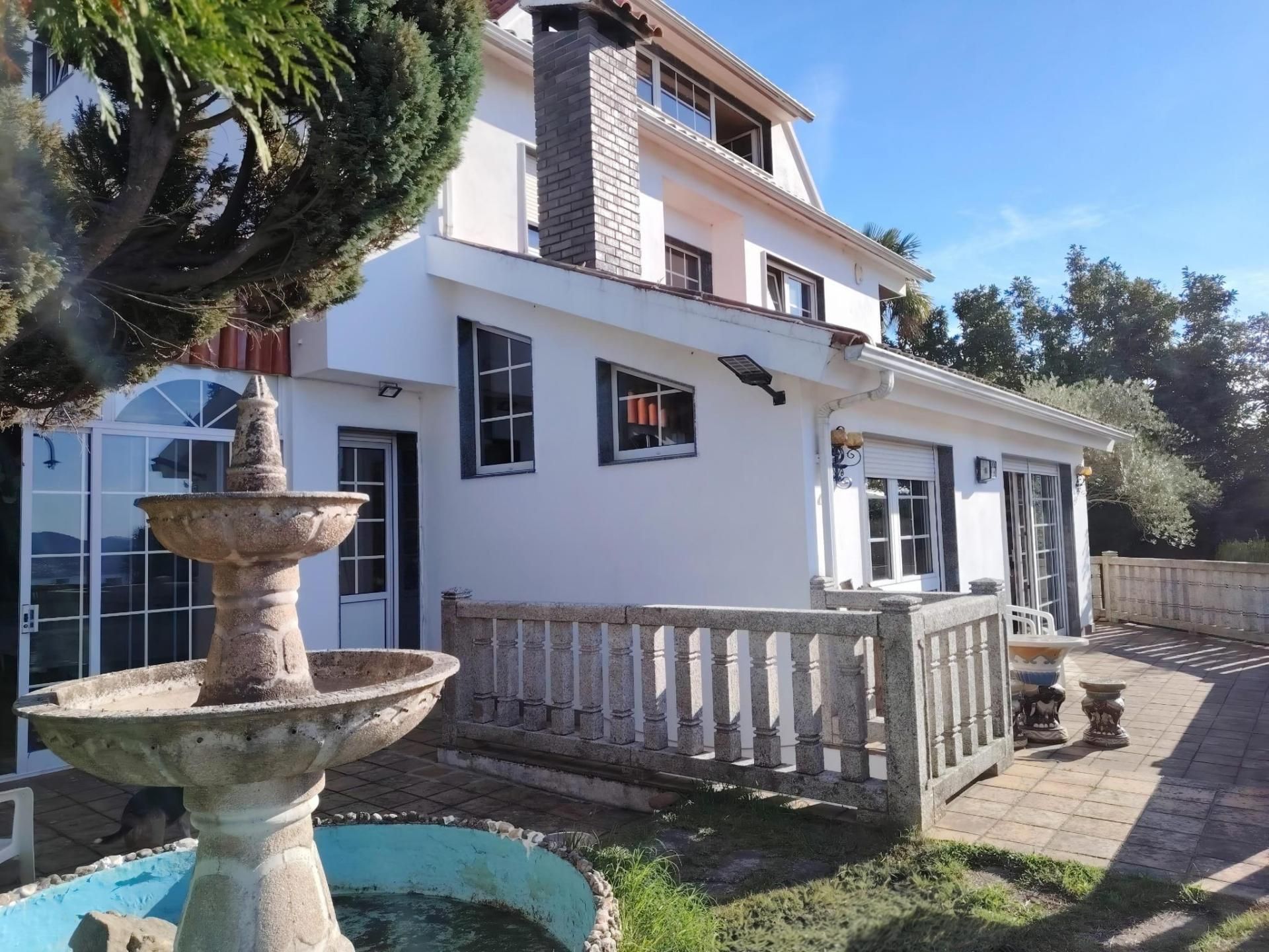 Vista exterior de Casa o xalet en venda en Vigo  amb Terrassa, Piscina i Balcó