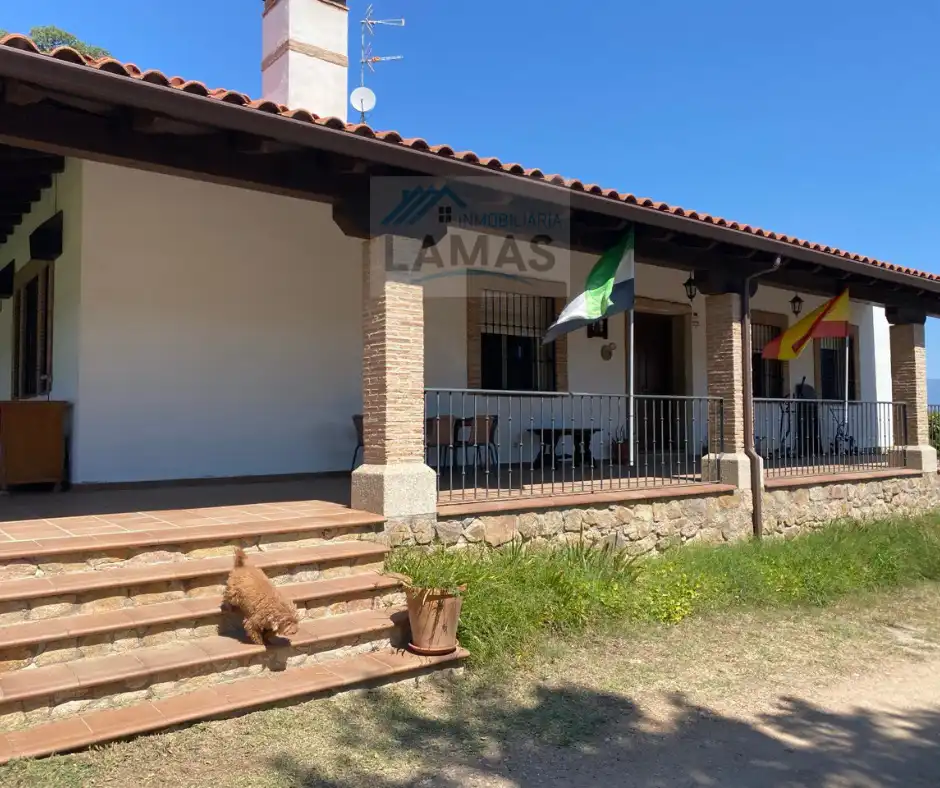 Vista exterior de Finca rústica en venda en Navalmoral de la Mata amb Aire condicionat, Calefacció i Jardí privat