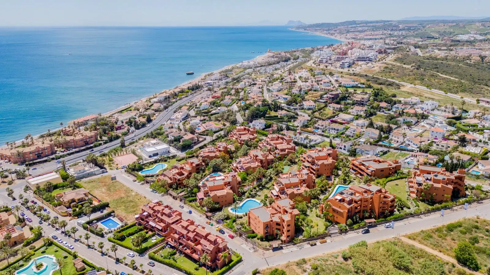 Vista exterior de Apartament en venda en Estepona amb Aire condicionat, Terrassa i Piscina