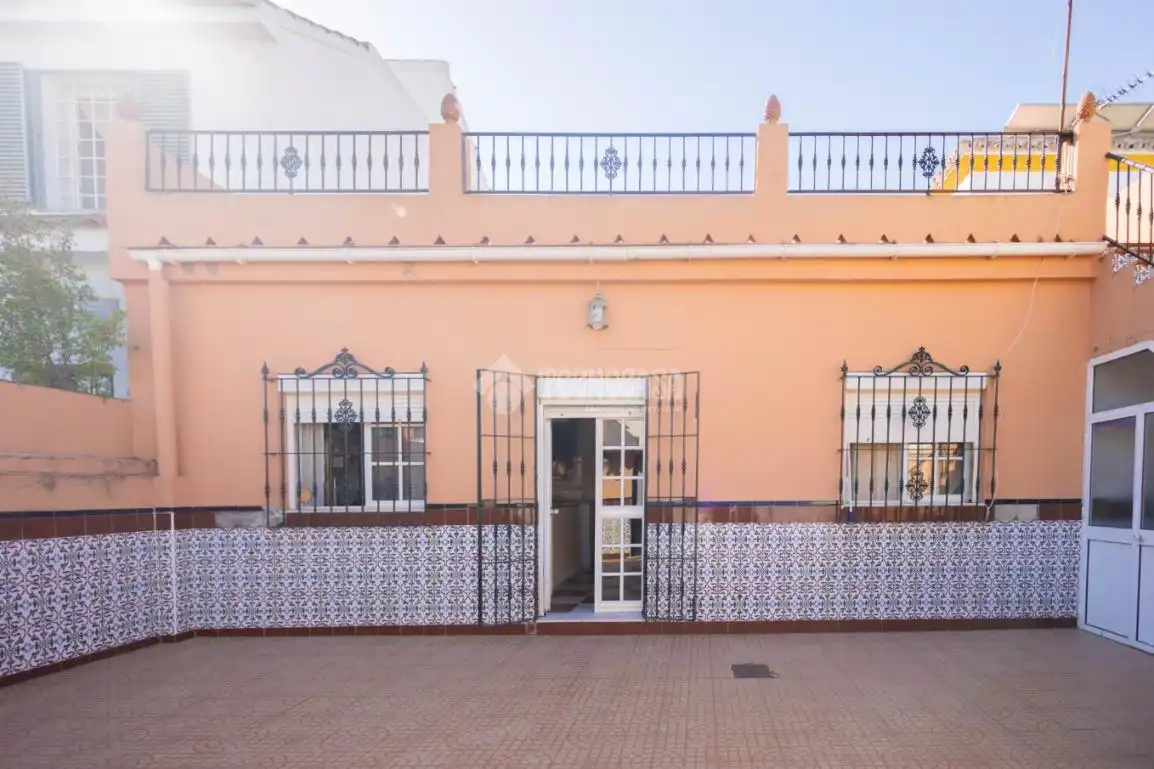 Vista exterior de Casa adosada en venda en Bellavista - La Palmera