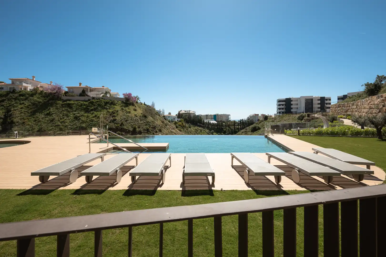 Schwimmbecken von Wohnungen zum Verkauf in Fuengirola mit Klimaanlage, Terrasse und Schwimmbad