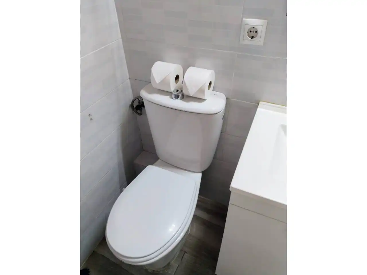 Bany de Apartament de lloguer en Burgos amb Calefacció, Parquet i Moblat