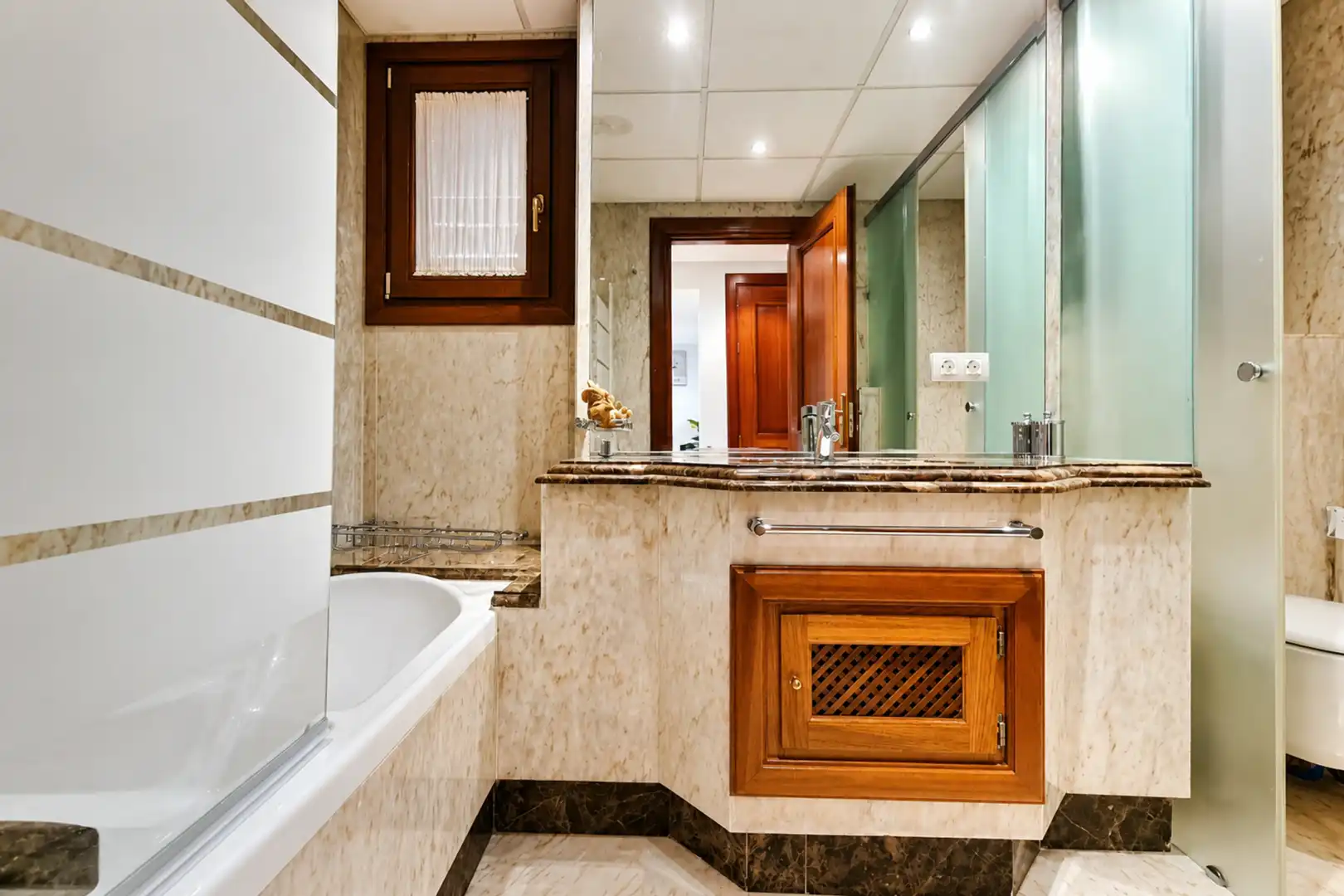 Bany de Apartament en venda en Estepona amb Aire condicionat, Terrassa i Moblat