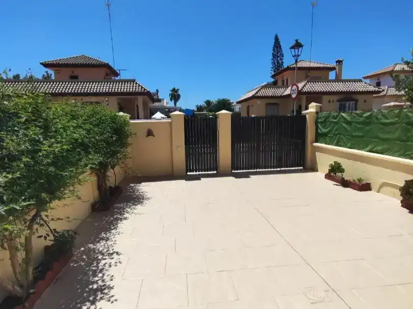 Vista exterior de Dúplex en venda en Chipiona amb Terrassa i Balcó