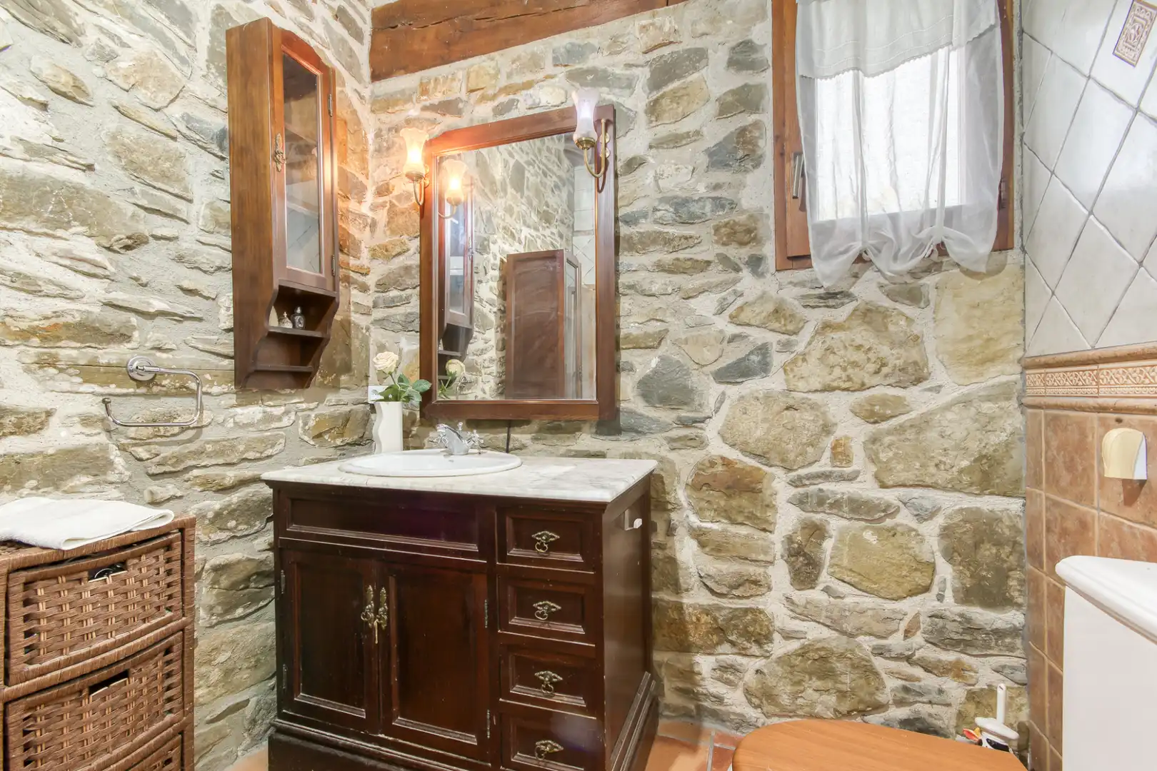 Badezimmer von Country house zum Verkauf in Sant Joan Les Fonts mit Klimaanlage, Heizung und Privatgarten