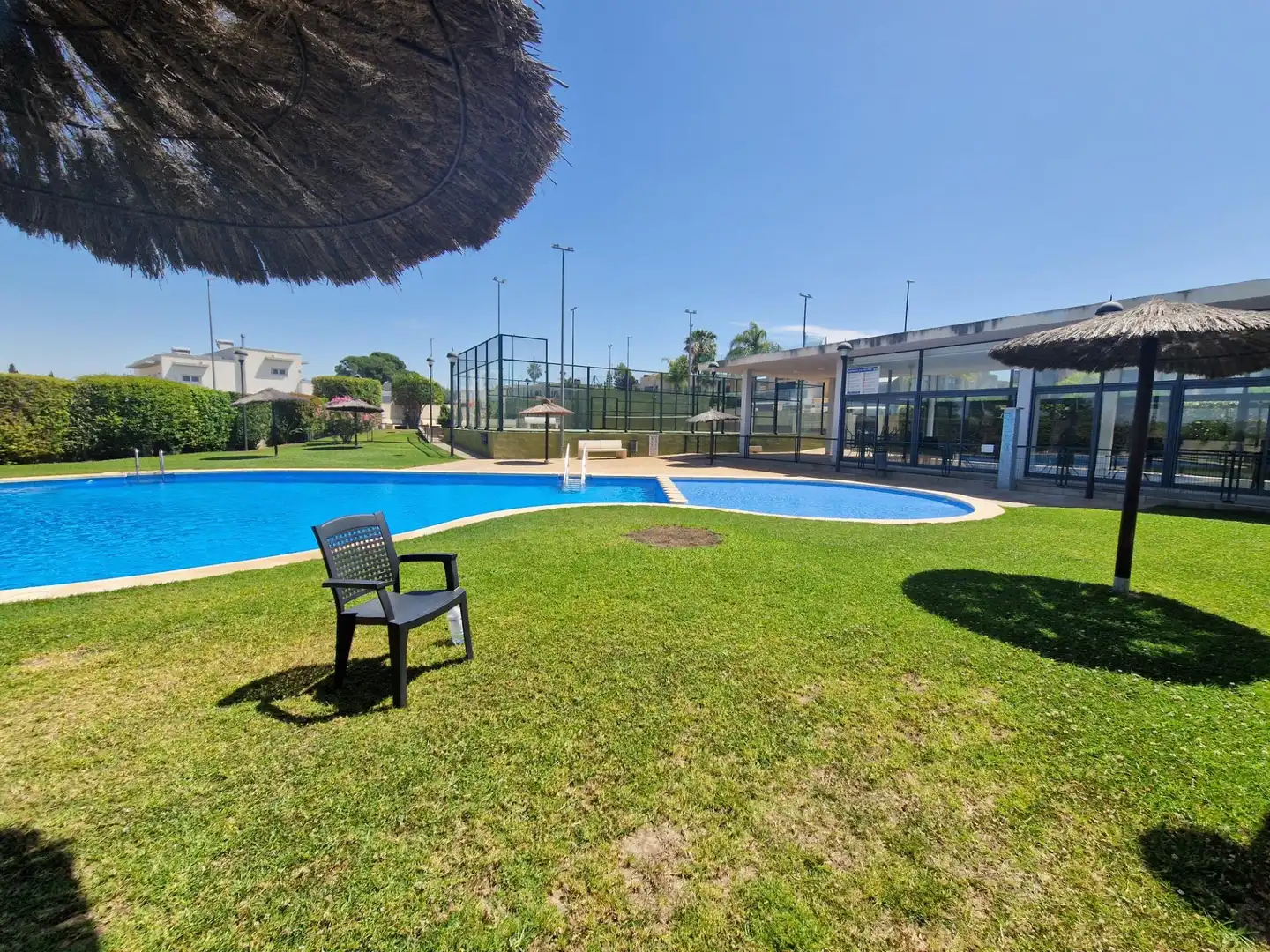 Schwimmbecken von Einfamilien-Reihenhaus zum Verkauf in La Pobla de Vallbona mit Klimaanlage, Heizung und Privatgarten