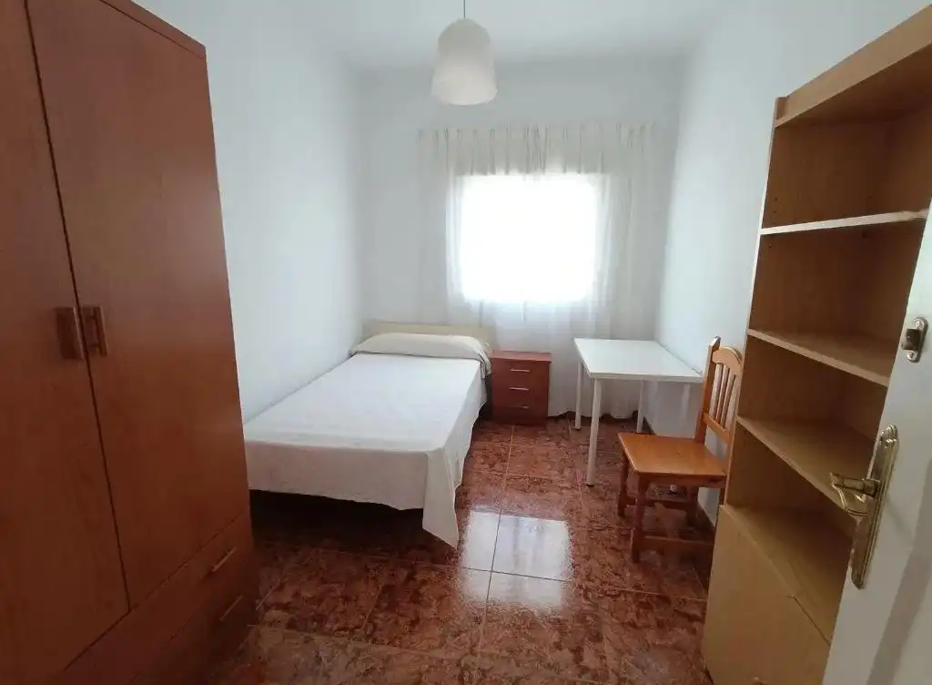 Habitación de Piso de alquiler en Granada con Amueblado y Balcón