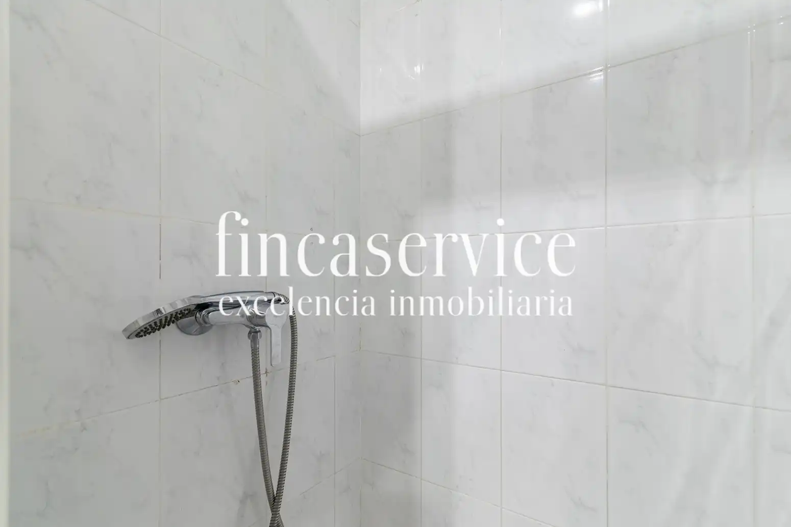 Badezimmer von Wohnung zum Verkauf in Barcelona mit Klimaanlage, Heizung und Parkett
