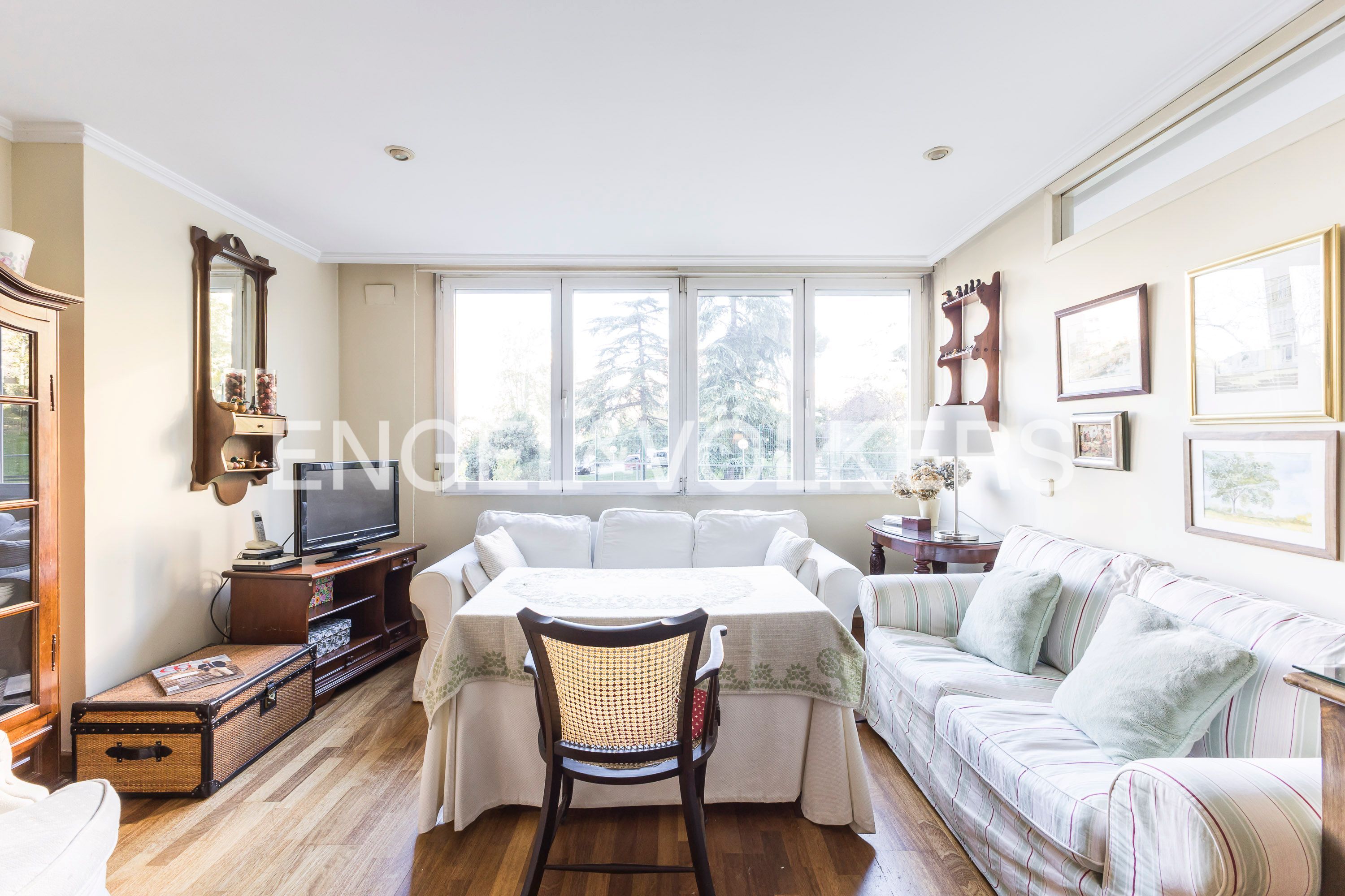Sala de estar de Apartamento en venta en  Madrid Capital con Calefacción, Jardín privado y Parquet