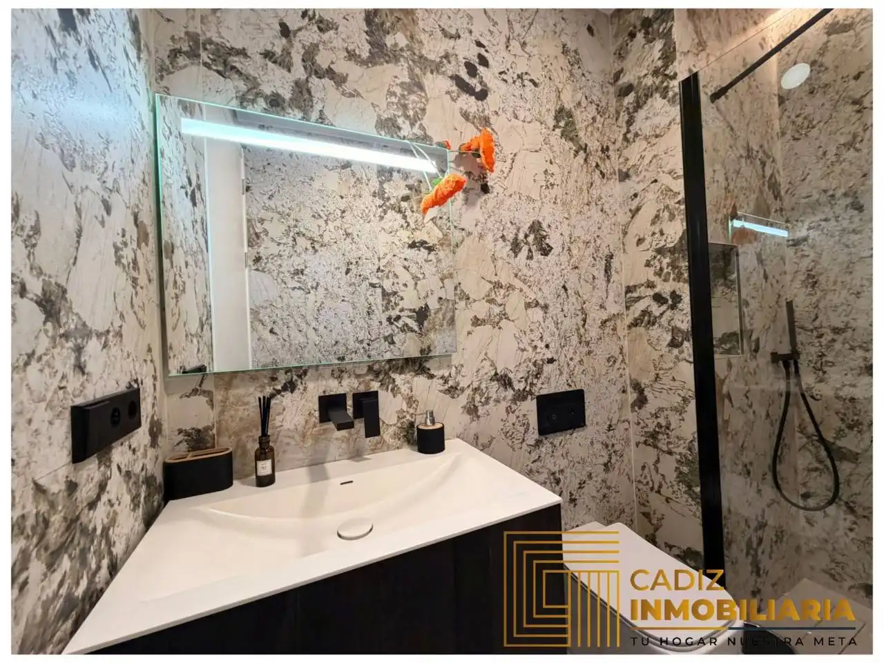 Bathroom of Flat for sale in Cádiz  with Air Conditioner and Furnished