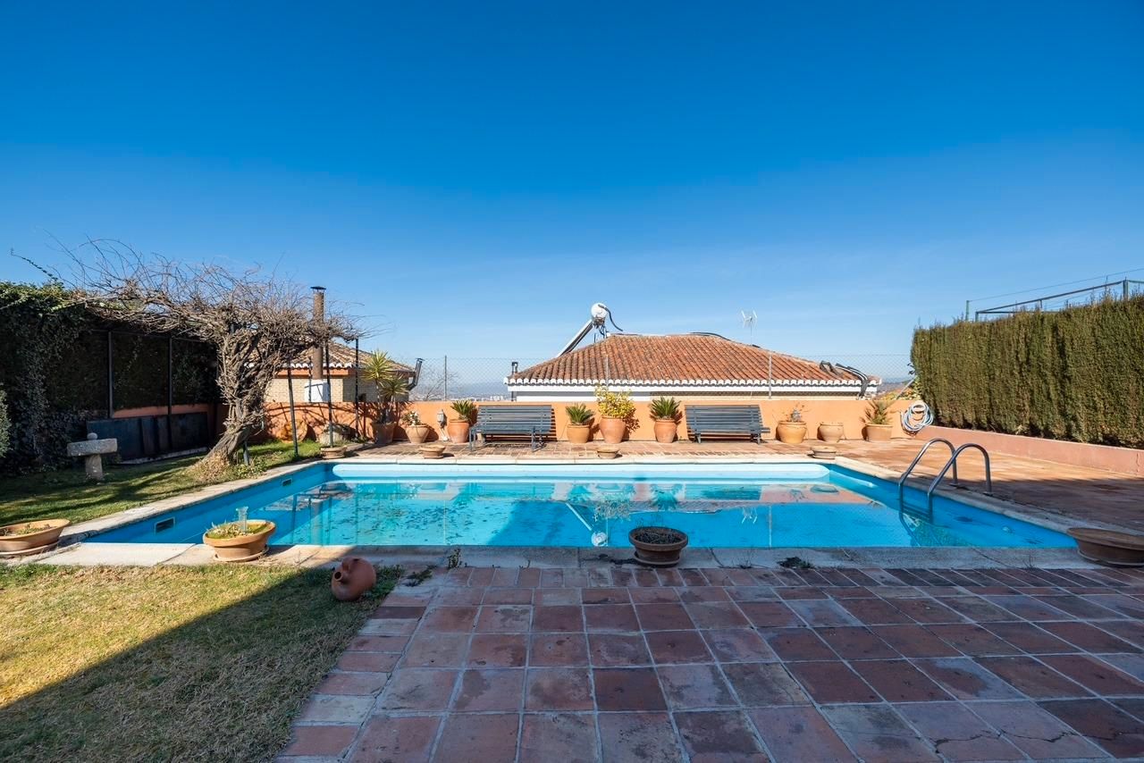 Piscina de Casa o xalet en venda en Monachil amb Aire condicionat, Calefacció i Jardí privat