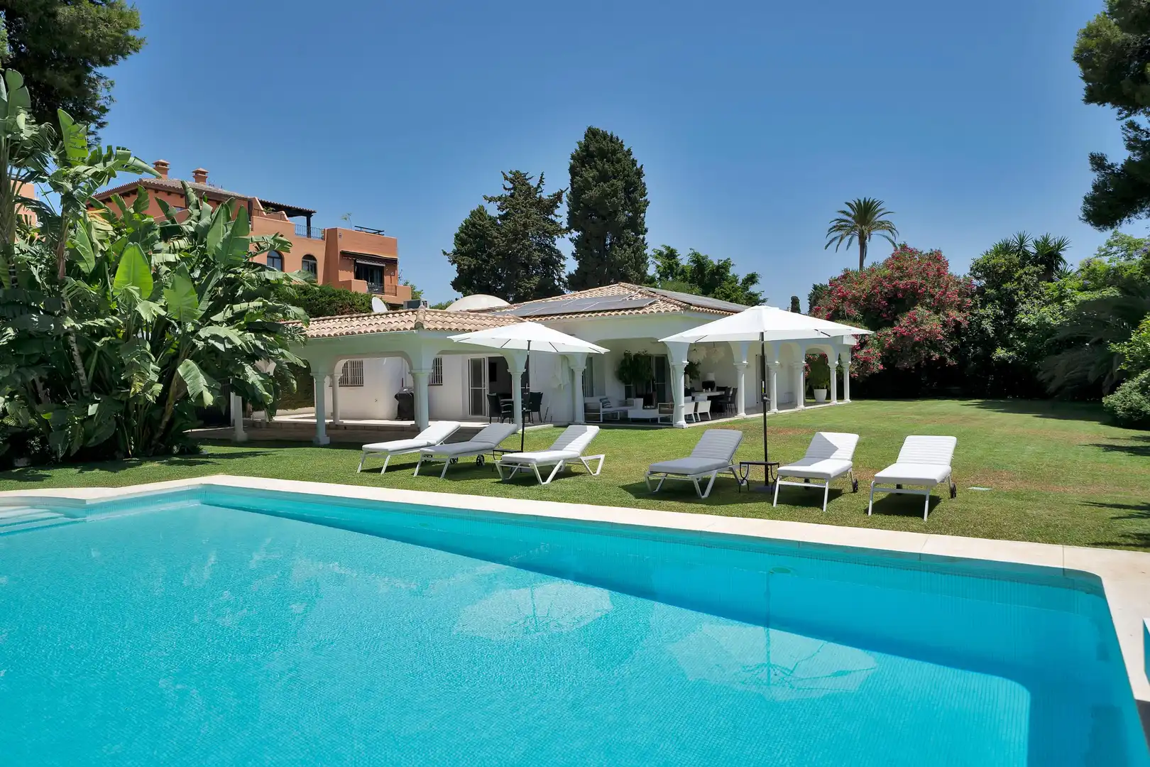 Piscina de Casa o xalet de lloguer en Estepona amb Aire condicionat, Calefacció i Jardí privat